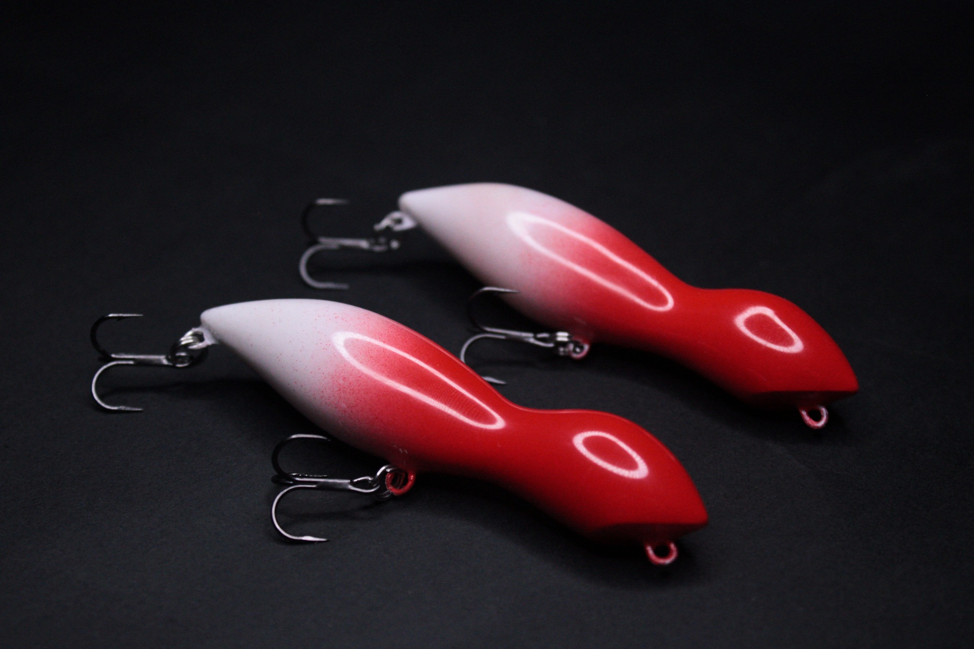 Paseante Basilisk artesanal de 90 mm y 14 g en color rojiblanco, señuelo de superficie para lubina